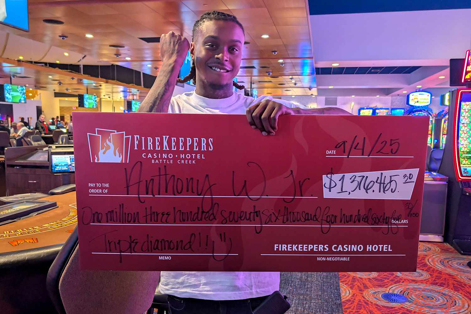 Großer Casino Jackpot Gewinner feiert seinen Millionen-Gewinn